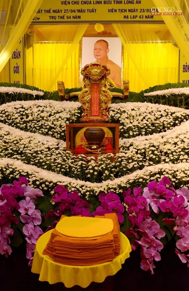 Di ảnh, long vị và bát nhang Hòa thượng tân viên tịch