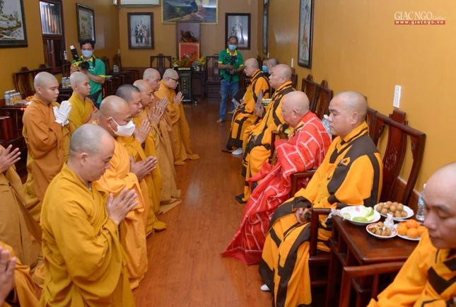 Tác bạch cung thỉnh chư tôn đức cử hành nghi thức bạch Phật, khai kinh, khai chung bảng