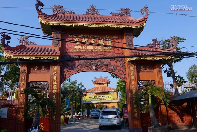 Tam quan Tổ đình Long Thạnh