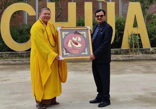 Đại đức Thích Hải Chơn trao quà lưu niệm tới Phó Đại sứ quán Ấn Độ Subhash P. Gupta Đại đức Thích Hải Chơn trao quà lưu niệm tới Phó Đại sứ quán Ấn Độ Subhash P. Gupta