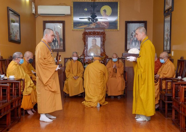 Môn đồ pháp quyến tác bạch cung nghinh