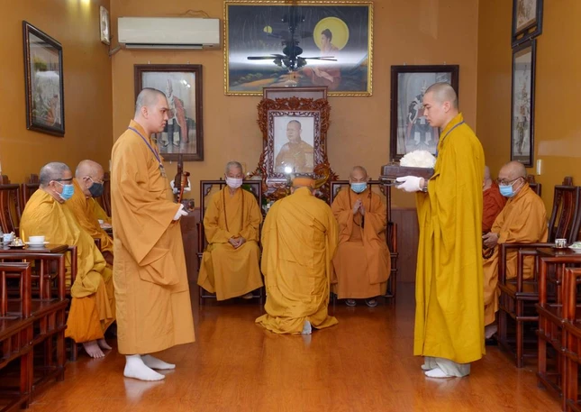 Môn đồ pháp quyến tác bạch cung nghinh