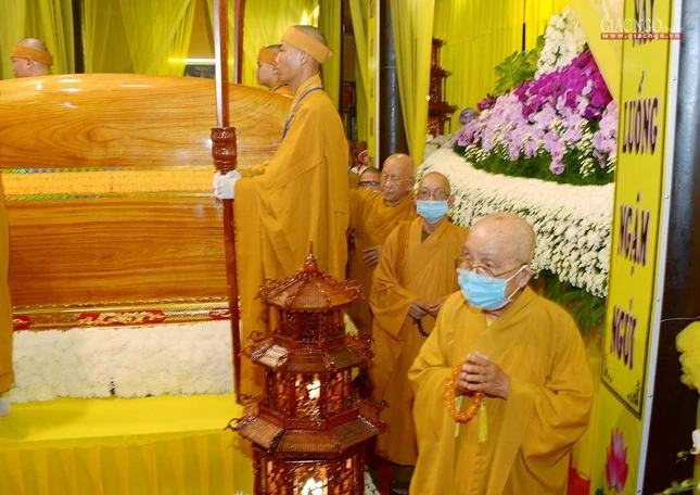 Chư tôn đức hữu nhiễu kim quan từ biệt một pháp lữ