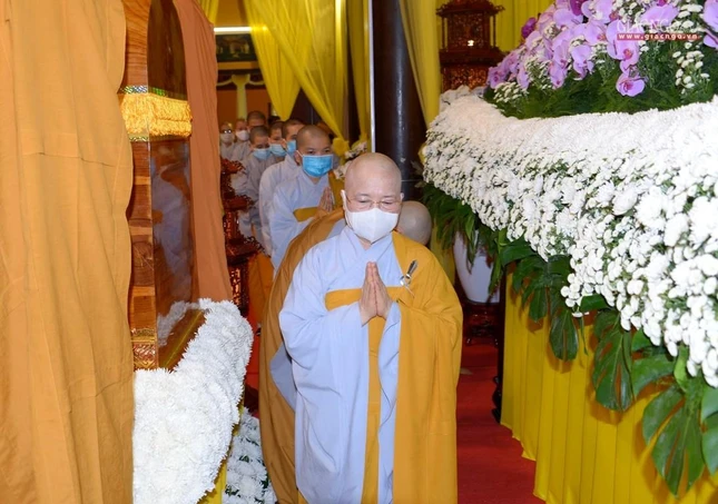 Chư Ni trưởng, Ni giới TP.HCM đến viếng và tiễn biệt