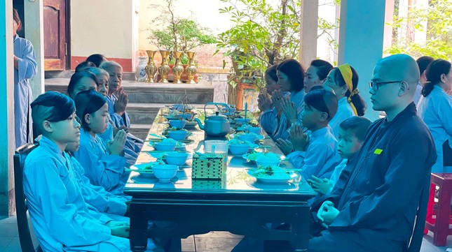 Phật tử cùng Tăng chúng nội tự trong đạo tình thân thương