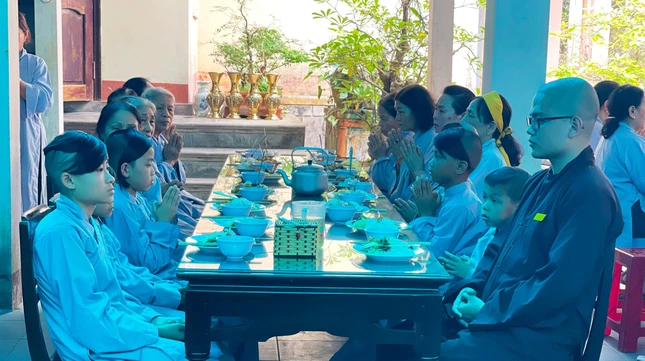 Phật tử cùng Tăng chúng nội tự trong đạo tình thân thương