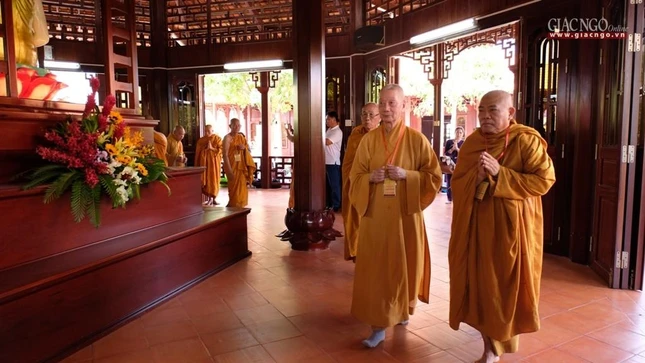 Hòa thượng Thích Giác Toàn với Trưởng lão Hòa thượng Thích Trí Quảng tại tổ đình Minh Đăng Quang (tỉnh Vĩnh Long)