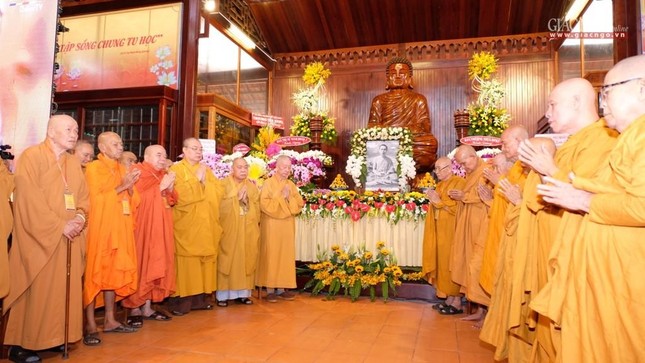 Chư tôn đức trong lễ khánh thành tổ đình Minh Đăng Quang (tỉnh Vĩnh Long)