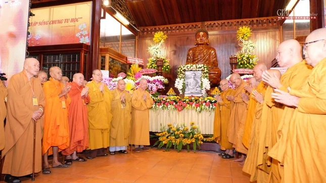 Chư tôn đức trong lễ khánh thành tổ đình Minh Đăng Quang (tỉnh Vĩnh Long)