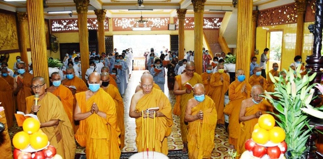 Chư Tăng Ni và Phật tử đảnh lễ