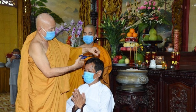 Làm lễ xuống tóc cho các tịnh nhơn