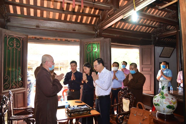 Chư tôn đức và đại biểu các cơ quan chức năng tham dự Chư tôn đức và đại biểu các cơ quan chức năng tham dự