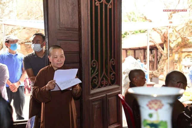 Sư cô Thích Giới Định - Thư ký đọc biên bản buổi họp - Ảnh: Thành Trung Sư cô Thích Giới Định - Thư ký đọc biên bản buổi họp - Ảnh: Thành Trung