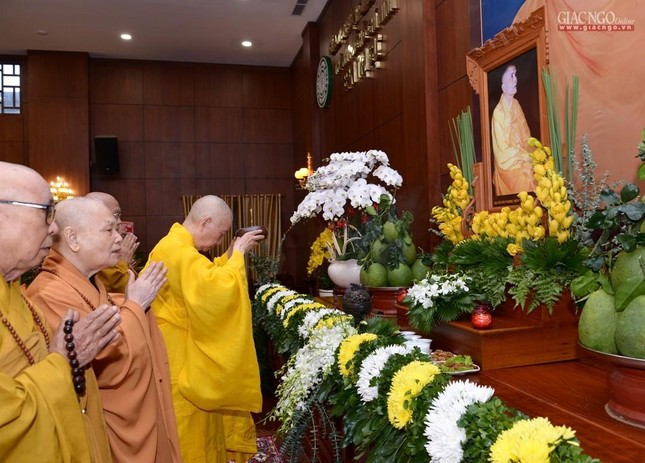 Chư tôn đức đảnh lễ tưởng niệm Trưởng lão Hòa thượng Thích Trí Quang tại Việt Nam Quốc Tự - Ảnh: Bảo Toàn