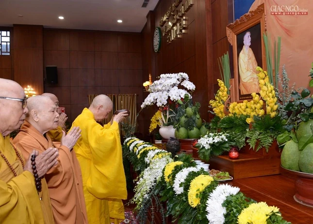 Chư tôn đức đảnh lễ tưởng niệm Trưởng lão Hòa thượng Thích Trí Quang tại Việt Nam Quốc Tự - Ảnh: Bảo Toàn Chư tôn đức đảnh lễ tưởng niệm Trưởng lão Hòa thượng Thích Trí Quang tại Việt Nam Quốc Tự - Ảnh: Bảo Toàn