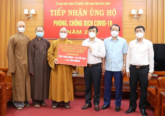 Tổng đợt quà ủng hộ bà con do GHPGVN vận động là gần 2 tỷ đồng