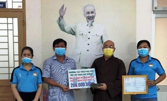 Thượng tọa Thích Đạt Đức trao bảng tượng trưng số tiền ủng hộ 200 triệu đồng đến lãnh đạo Ủy ban MTTQVN quận Tân Bình Thượng tọa Thích Đạt Đức trao bảng tượng trưng số tiền ủng hộ 200 triệu đồng đến lãnh đạo Ủy ban MTTQVN quận Tân Bình