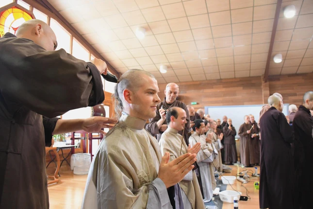 "Thế phát" - xuống tóc để dấn thân trên con đường mới - Ảnh: Làng Mai