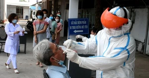 Cán bộ, nhân viên tỉnh Bà Rịa - Vũng Tàu lấy mẫu xét nghiệm Covid-19 - Ảnh: Đông Hà