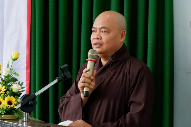 Thượng tọa Thích Thanh Phong chia sẻ tại buổi trao tặng