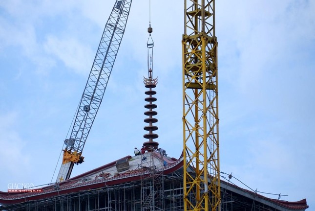 Cửu luân an trí trên nóc tháp chánh điện được đúc bằng đồng, cao 8,9m, nặng 3 tấn do nhóm nghệ nhân tại làng đúc đồng Ý Yên tỉnh Nam Định thực hiện