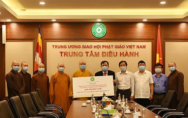 Trao tặng 2.000 bộ kít thử Covid-19 với tổng trị giá 600 triệu đồng