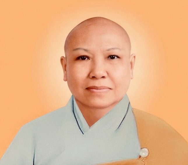 Chân dung Ni sư Thích nữ Huệ Anh