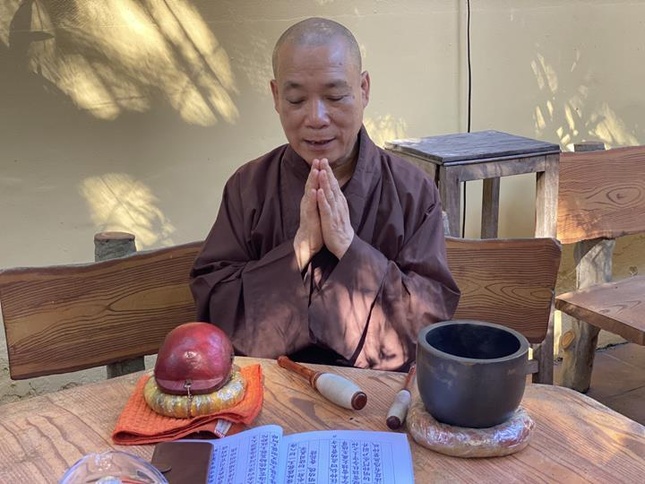 Hòa thượng trụ trì đích thân hướng dẫn