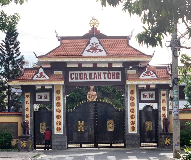 Một người dân đến chùa, hướng vào chánh điện cầu nguyện