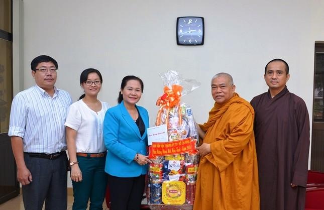 Bà Nguyễn Thị Lệ trao quà của Ban Dân vận TP - Ảnh: Bảo Toàn/BGN