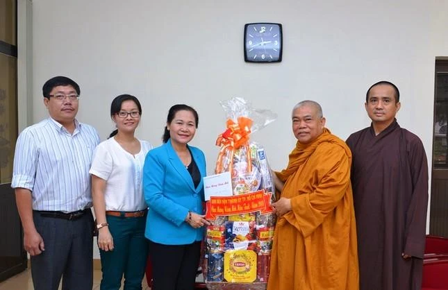 Bà Nguyễn Thị Lệ trao quà của Ban Dân vận TP - Ảnh: Bảo Toàn/BGN