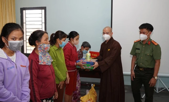 Trao quà đến bà con khó khăn