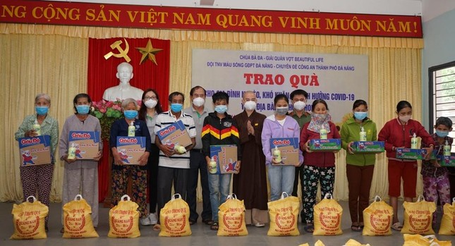 Tặng quà đến người dân gặp khó khăn do ảnh hưởng của dịch Covid-19