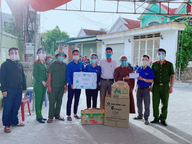 Đại đức Thích Tâm Ngọc cùng đoàn công tác trao quà tại chốt kiểm soát dịch xã Quỳnh Lâm