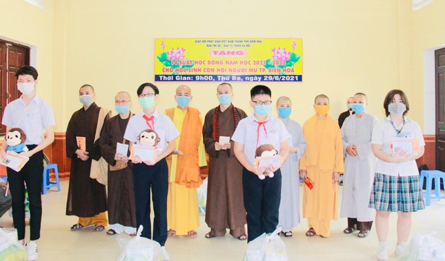 Chư tôn đức với các em tại buổi trao học bổng