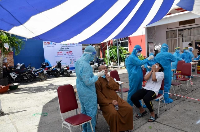 754 Tăng Ni tại 77 cơ sở tự viện Phật giáo trên địa bàn quận Bình Thạnh đến các điểm lấy mẫu xét nghiệm