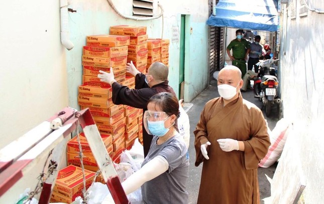 Thượng tọa Thích Minh Bảo trực tiếp đến tặng quà hỗ trợ bà con ở các khu phong tỏa cách ly trên địa bàn quận 4
