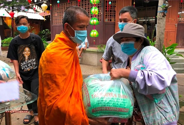 Quý sư ở tịnh xá Ngọc Chánh cũng chia sẻ gạo, nhu yếu phẩm sang người dân lao động có hoàn cảnh khó khăn trong thời gian giãn cách xã hội