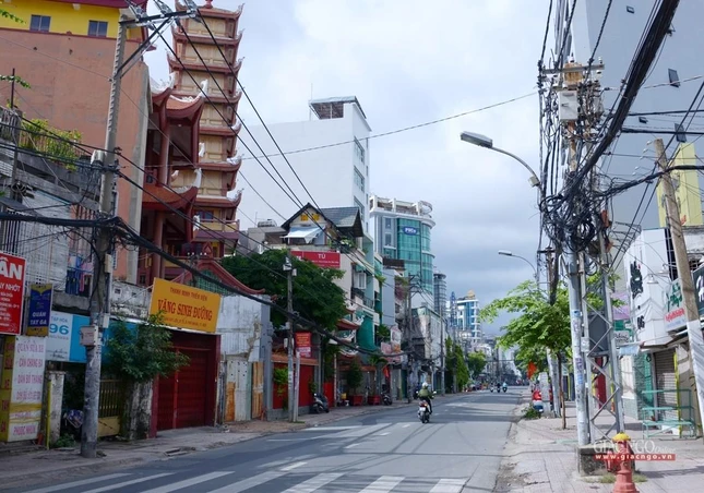 Đoạn đường Trần Huy Liệu vắng vẻ không như mọi ngày, dù nắng đã lên cao Đoạn đường Trần Huy Liệu vắng vẻ không như mọi ngày, dù nắng đã lên cao