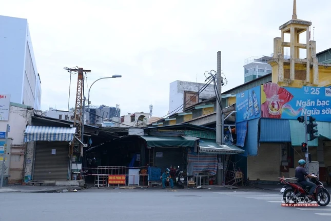 Đường phố vắng vẻ (khu vực chợ Tân Định vốn rất nhộn nhịp trước đây) Đường phố vắng vẻ (khu vực chợ Tân Định vốn rất nhộn nhịp trước đây)