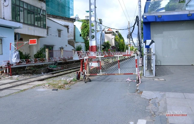 Lối vào cạnh tuyến đường sắt giao với đường Nguyễn Văn Trỗi (Phú Nhuận) đã được ngăn lại Lối vào cạnh tuyến đường sắt giao với đường Nguyễn Văn Trỗi (Phú Nhuận) đã được ngăn lại