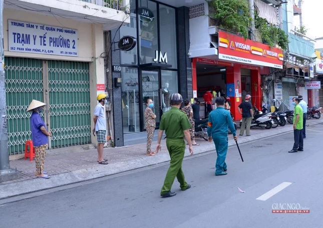 Người dân đến một điểm siêu thị mua nhu yếu phẩm thực hiện giãn cách Người dân đến một điểm siêu thị mua nhu yếu phẩm thực hiện giãn cách