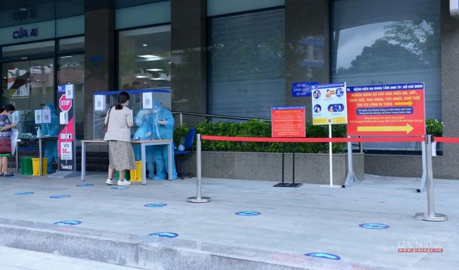 Được hướng dẫn khai báo y tế và giãn cách từ bên ngoài Được hướng dẫn khai báo y tế và giãn cách từ bên ngoài