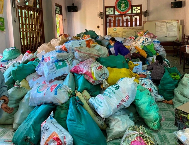 Hình ảnh tiếp nhận, vận chuyển và tập kết hàng nông sản của bà con đóng góp