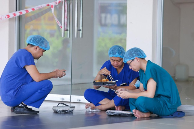 Những bữa ăn vội vàng để phục vụ - Ảnh: Ngô Trần Hải An