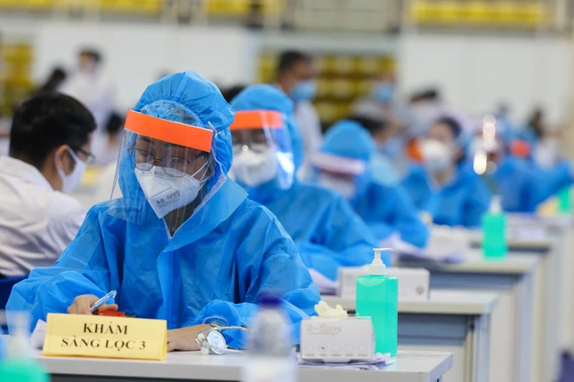 Đội ngũ khám sàng lọc người đến tiêm