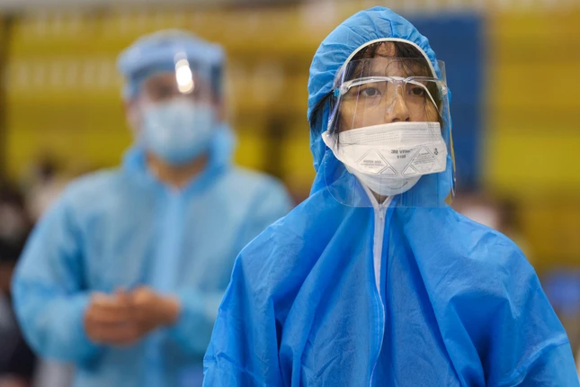 Lo lắng dõi theo...