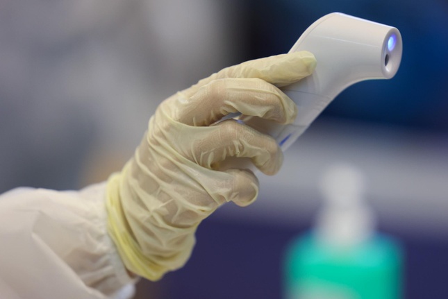 Kiểm tra thân nhiệt từng người