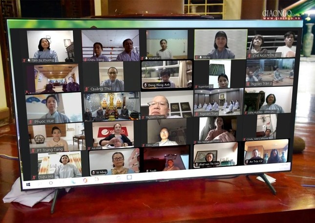 Phật tử các nơi tham gia tu học qua các ứng dụng trực tuyến