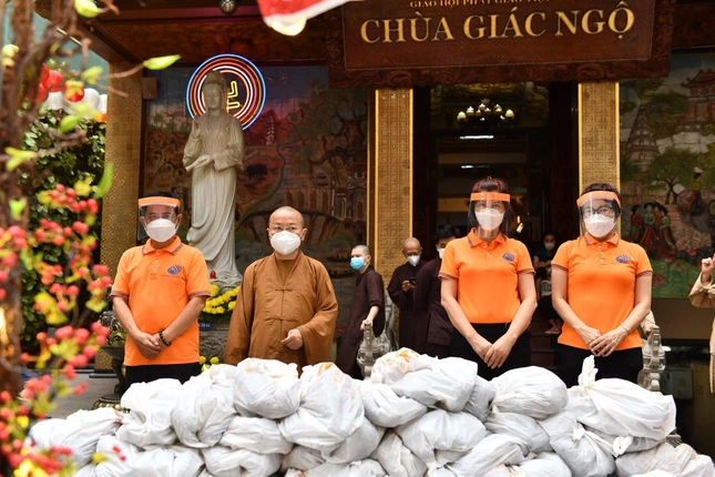 Thượng tọa Thích Nhật Từ, trụ trì chùa cùng các Phật tử Quỹ Đạo Phật ngày nay - Ảnh: Chùa Giác Ngộ